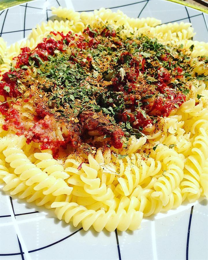 Pâtes à la tomate, parmesan et herbes aromatiques