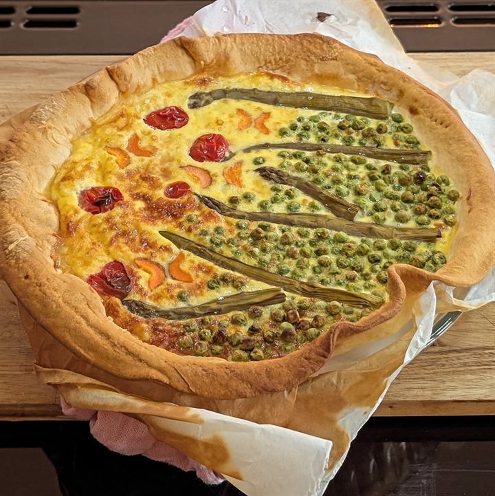 Quiche printanière asperges, petits pois et carottes