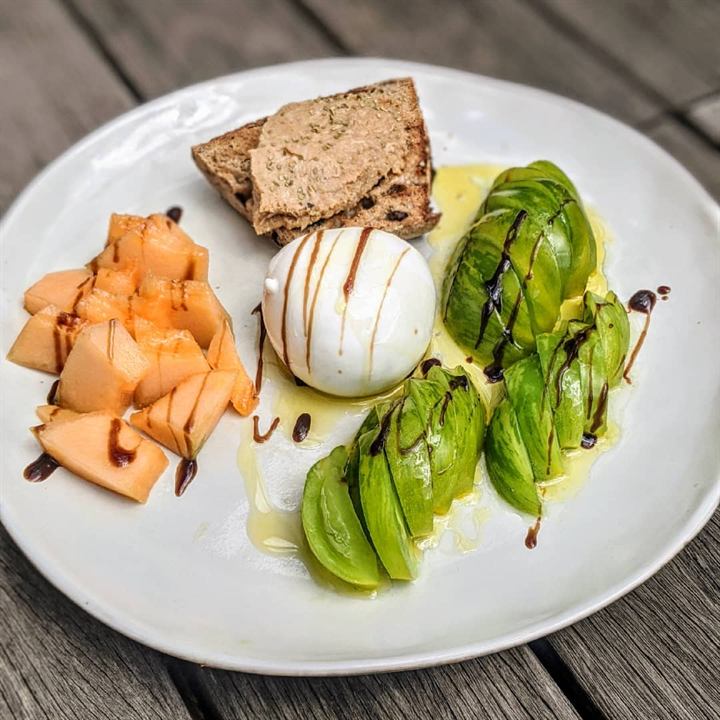 Assiette du dimanche : melon, tomate verte, mozzarella et pain aux olives