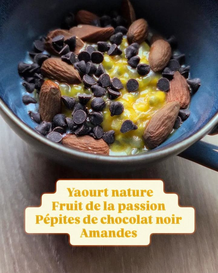 Bol yaourt, fruit de la passion, chocolat et amandes