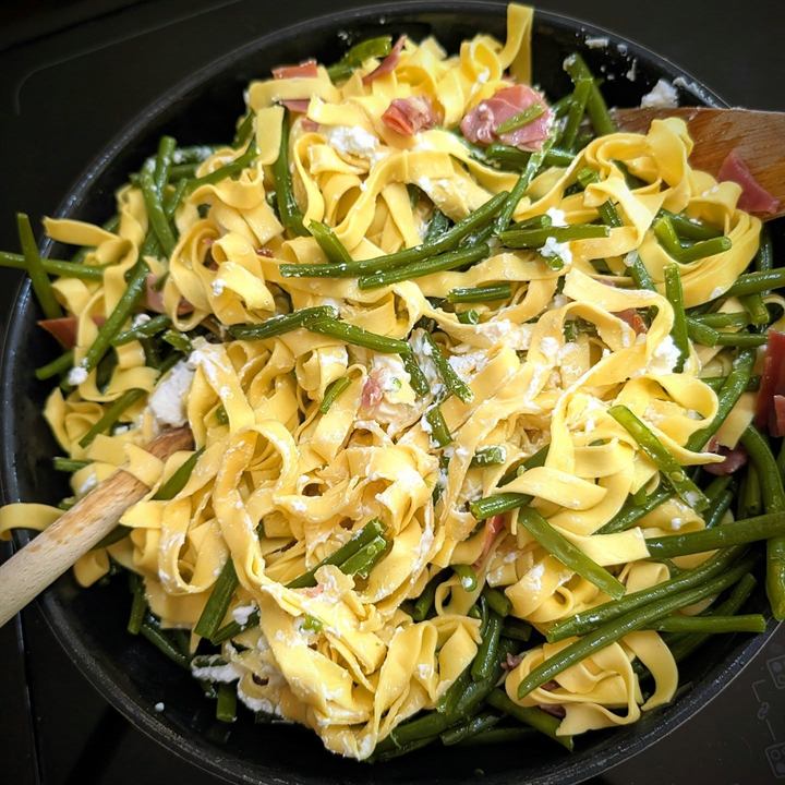 Tagliatelle fraîches aux haricots verts, jambon cru et chèvre frais
