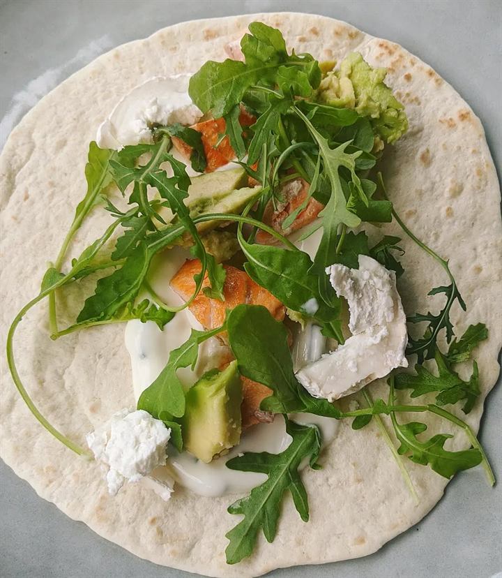 Wraps truite, avocat et chèvre, sauce citron vert-ciboulette