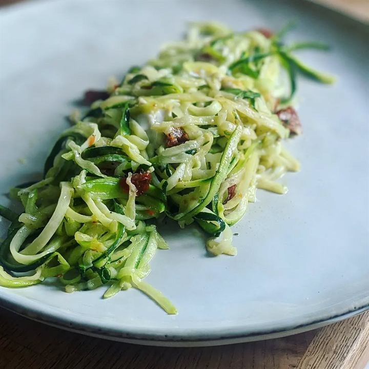 Spaghettis de courgette au camembert de bufflonne et tomates séchées
