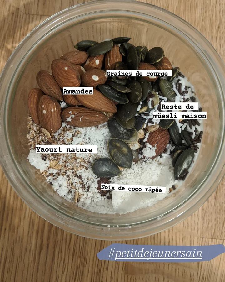Bol yaourt, graines de courge, coco et reste de muesli