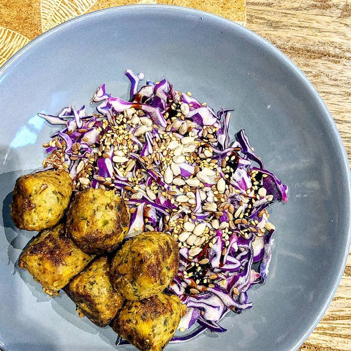 Falafels et salade de chou rouge au sésame