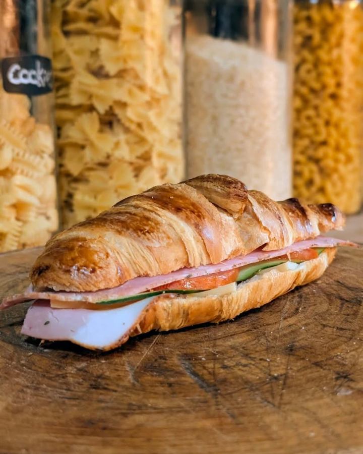 Croissant garni tomate, courgette, jambon et fromage fumé