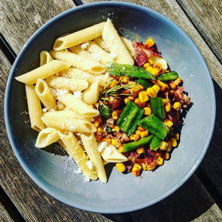 Penne au parmesan, maïs doré, poivron vert et coppa