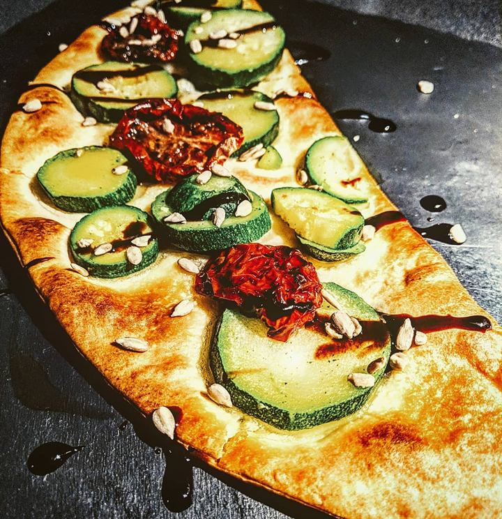 Tarte salée courgettes, tomates séchées et pignons