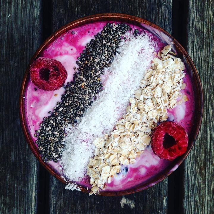 Bowl rose fromage blanc, chia, coco, avoine et fruits rouges