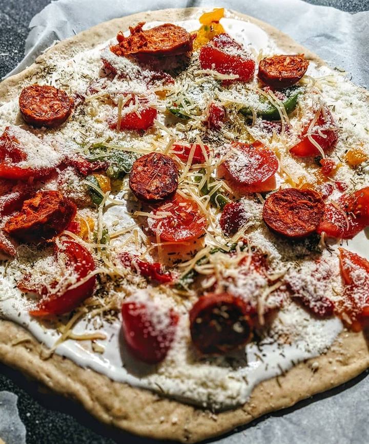 Pizza aux céréales chorizo, poivrons et comté