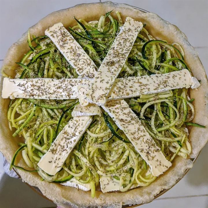Tarte aux spaghetti de courgettes, fromage et origan