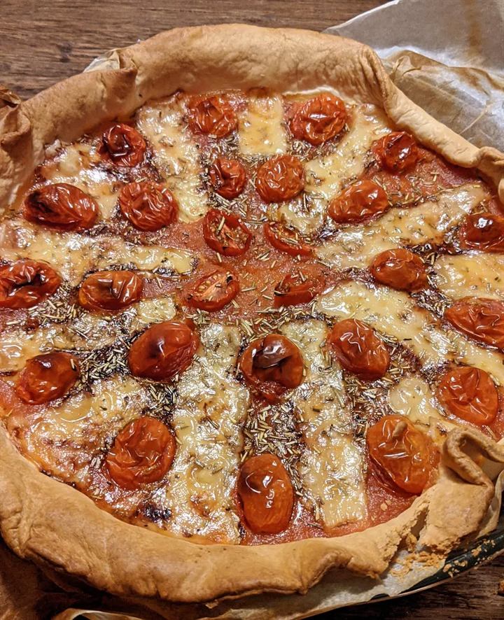 Tarte coulis maison, tomates cerises, romarin et comté