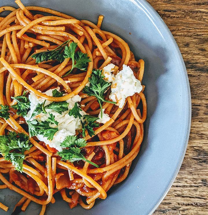Spaghetti complets sauce tomate-aubergine et chèvre frais