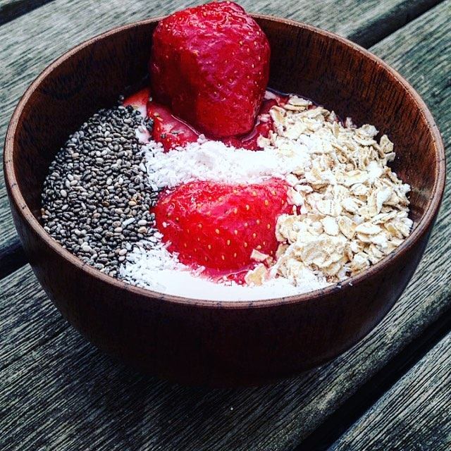 Bol fraises, chia, avoine et noix de coco