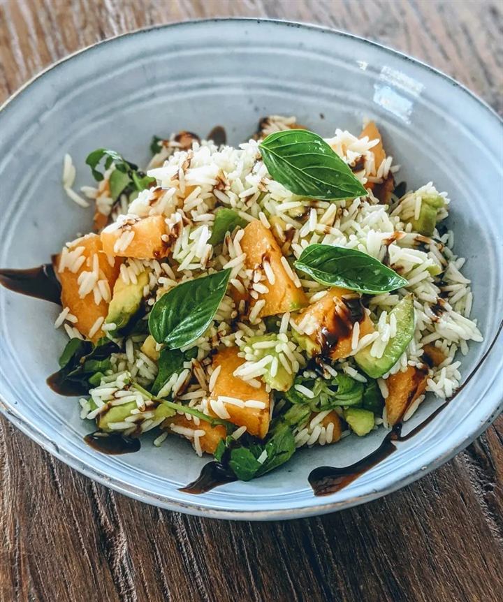 Salade végétalienne riz basmati, melon et avocat