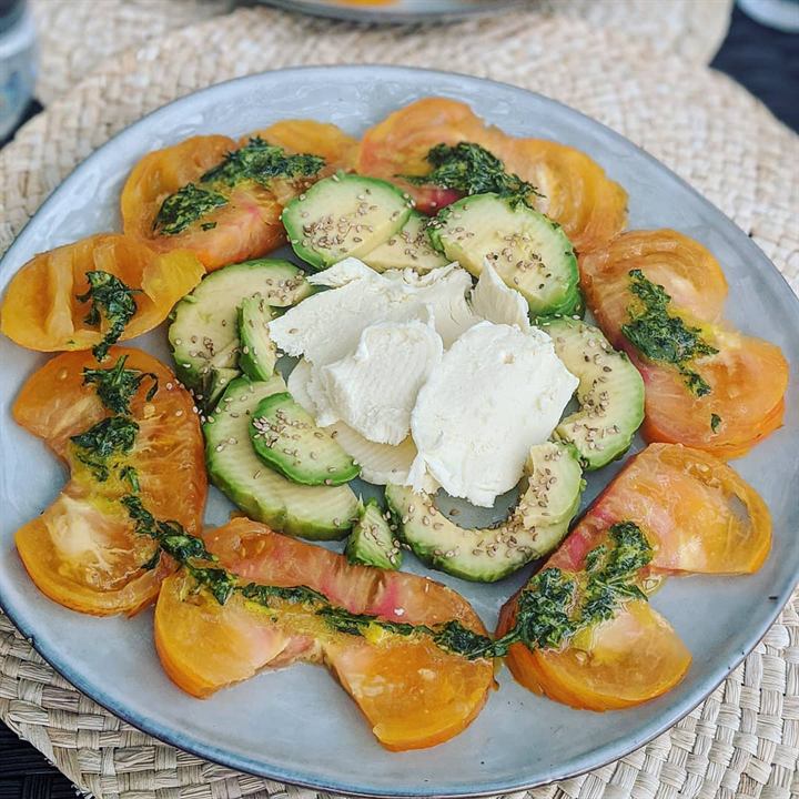 Rosace de tomates jaunes, mozzarella et pesto de roquette