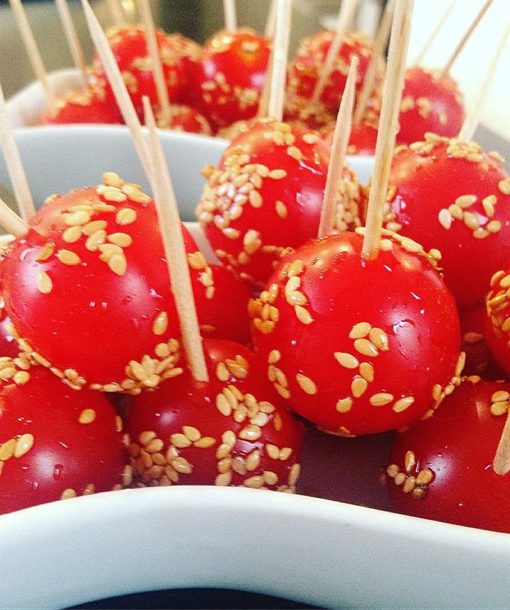 Tomates cerises en sucettes, sésame et miel