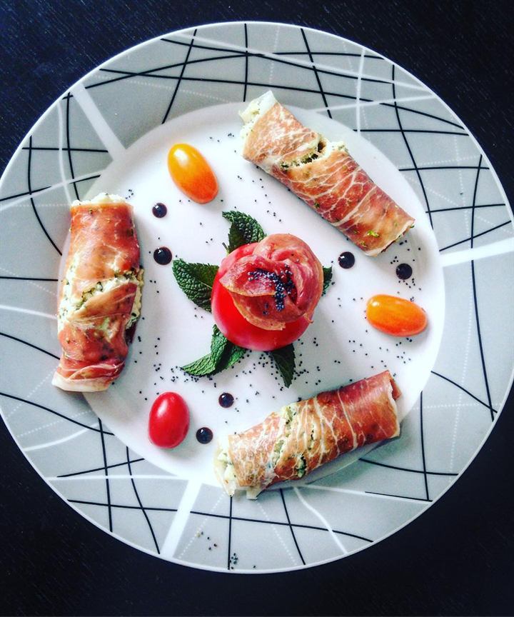 Roulés de jambon cru à la mozzarella et au citron, tomate-menthe