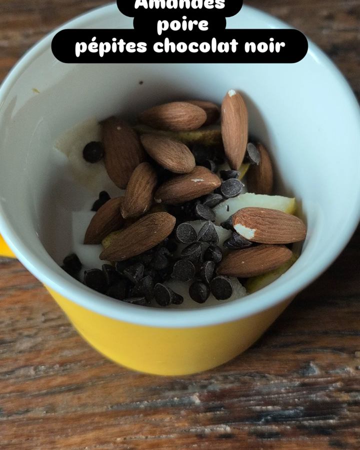 Bol yaourt coco, poire, amandes et pépites de chocolat