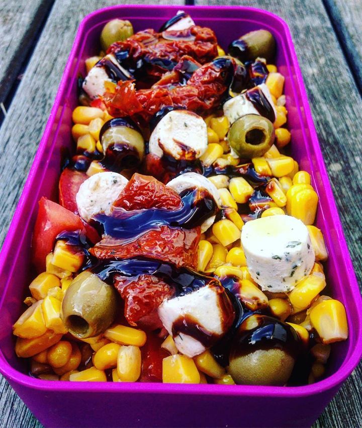 Salade de tomates, maïs, olives et chèvre