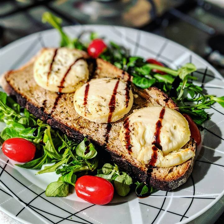 Tartine de pain complet au crottin chaud et miel