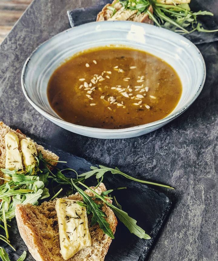 Velouté potiron-haricots verts et tartines de seigle au chèvre