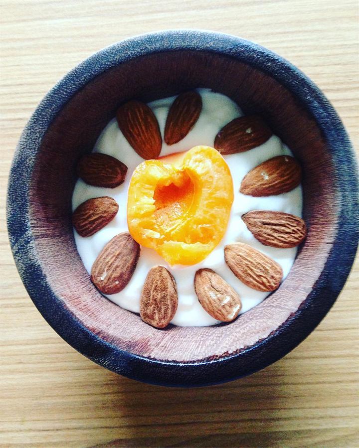 Fromage blanc à l'abricot frais et aux amandes