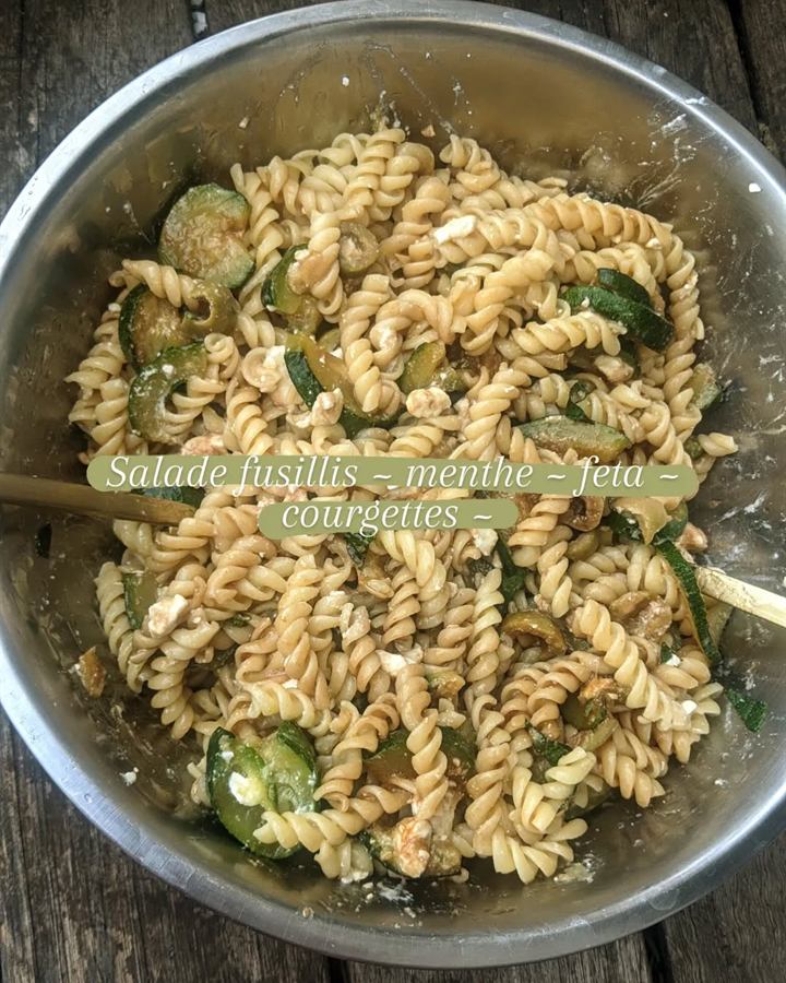 Salade de fusilli, menthe, feta et courgettes