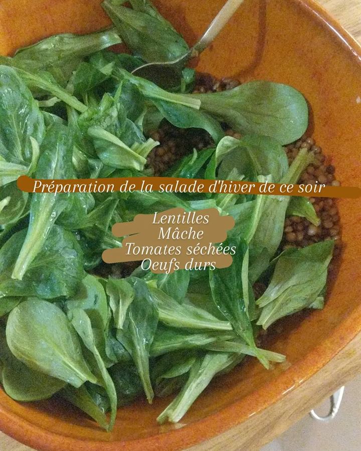 Salade d'hiver lentilles, mâche, tomates séchées et œufs durs