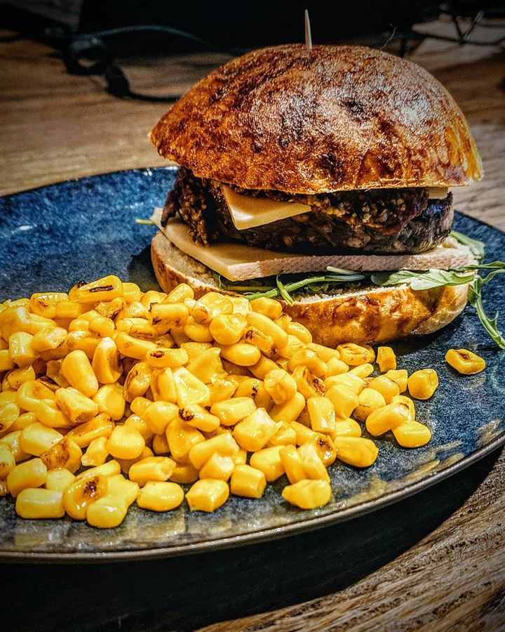 Burger maison bœuf, raclette et roquette