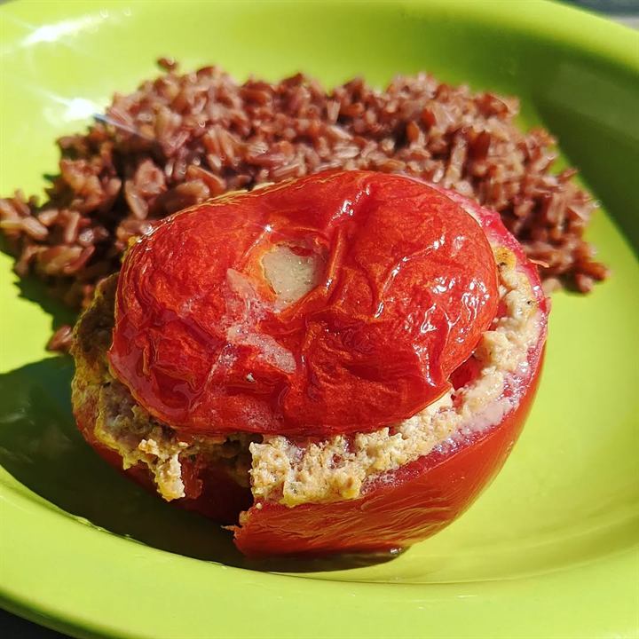 Tomates farcies végétariennes au tofu et aubergine, riz noir