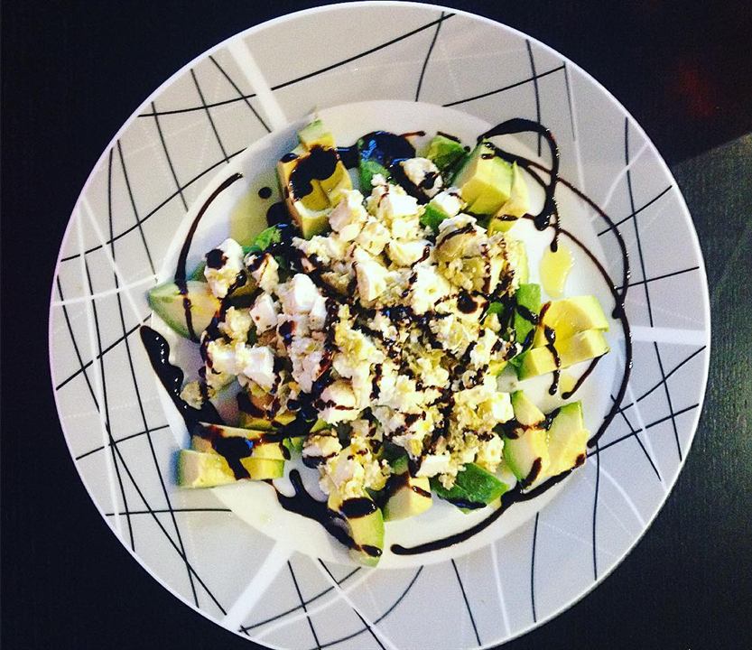 Avocat, mozzarella, tapenade maison et poivrons