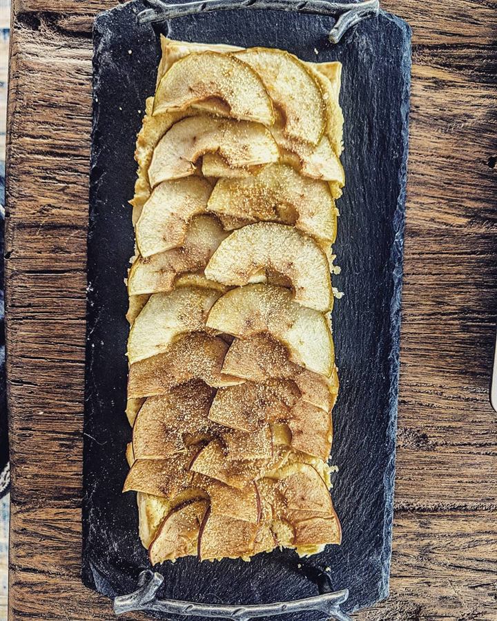Tarte fine aux pommes, amandes et écorce de citron