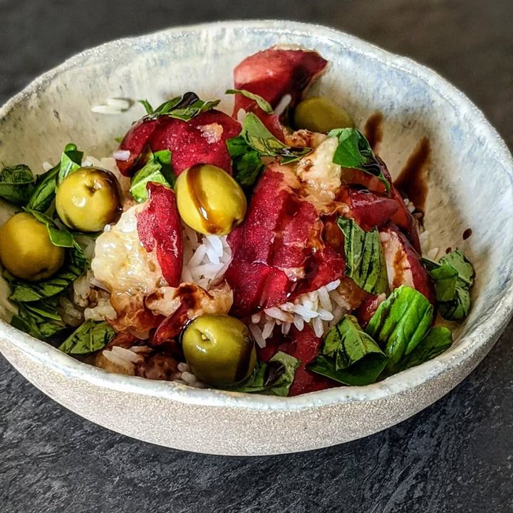 Salade de riz basmati, pêche et olives vertes
