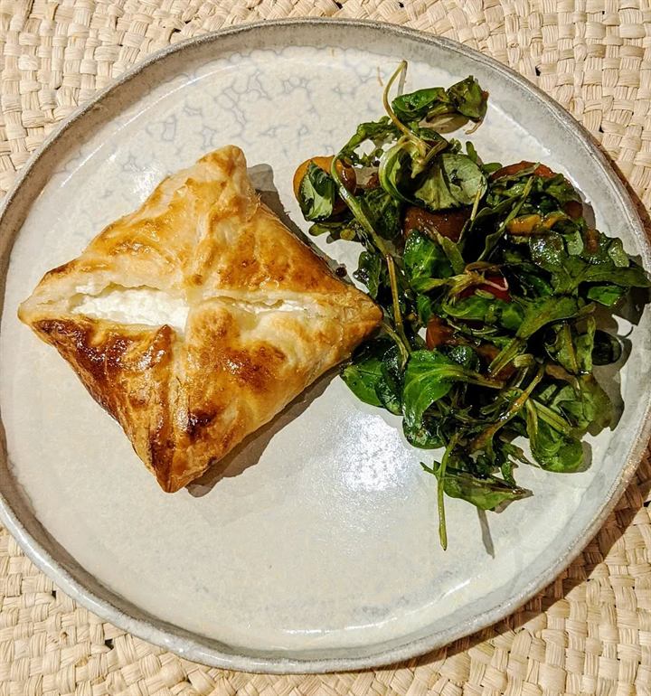 Feuilleté au chèvre frais, salade verte et tomates cerises