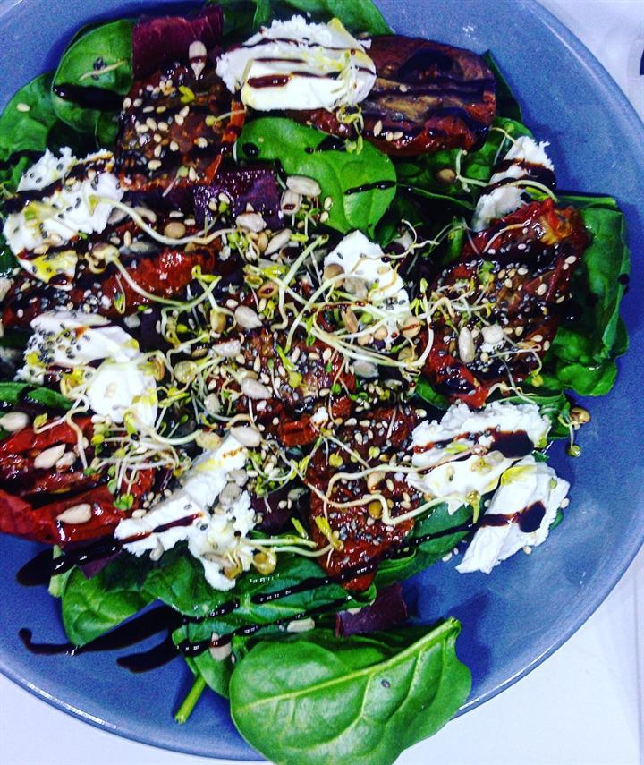 Salade d'épinards, chèvre et viande des Grisons