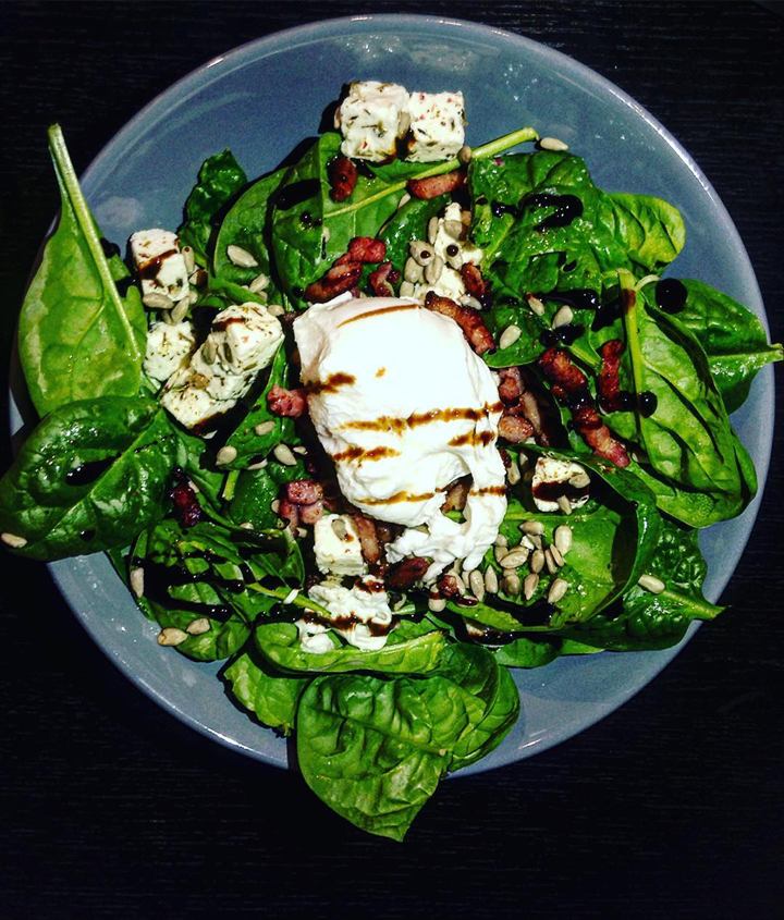 Salade de pousses d'épinards, lardons et œuf poché