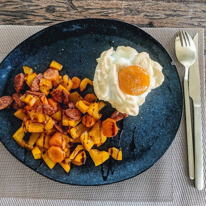 Œuf nuage, carottes, poivron jaune et chorizo