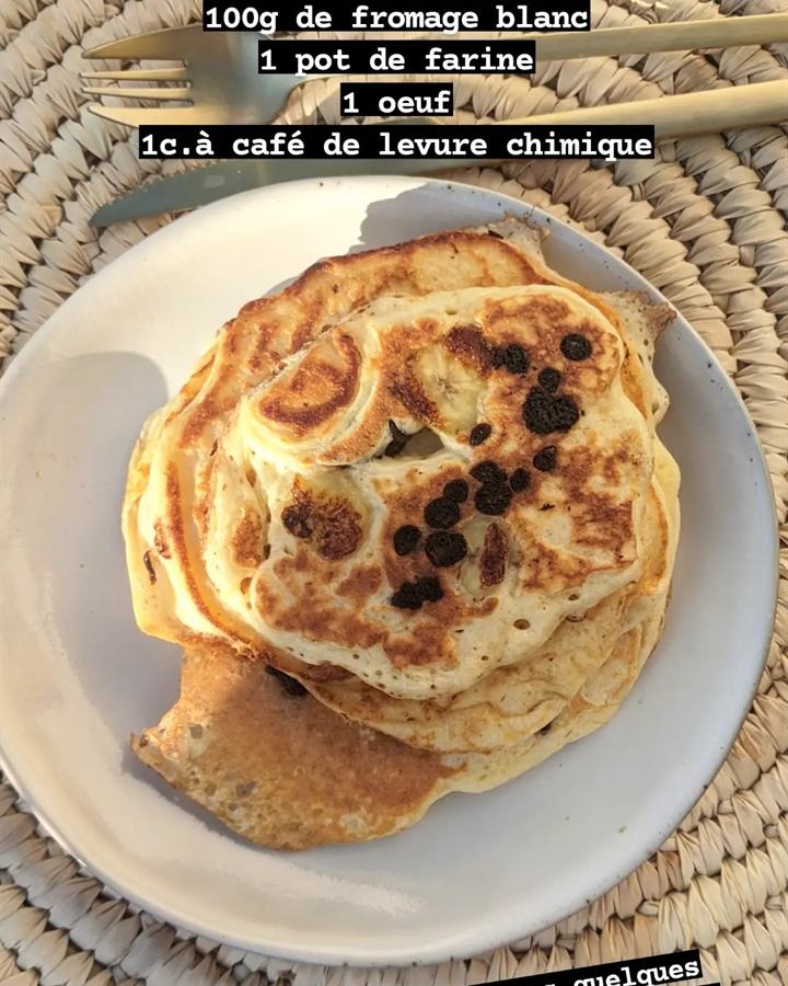 Pancakes au fromage blanc, banane et chocolat noir