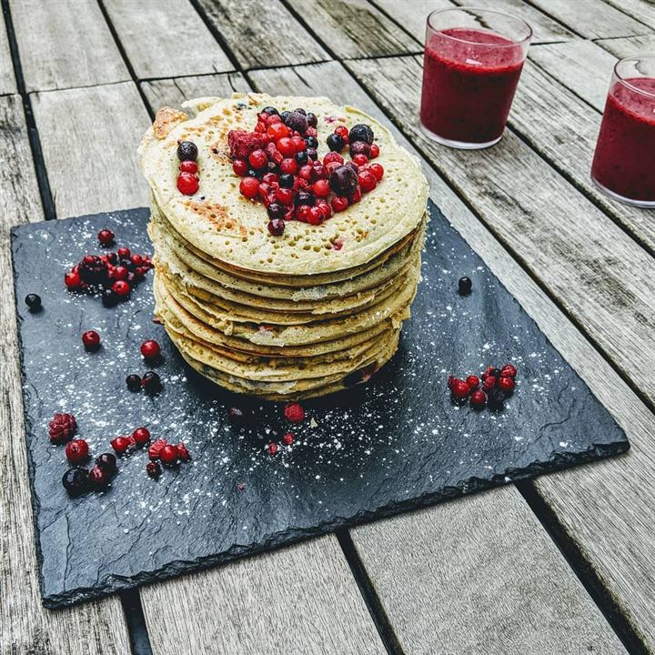 Pancakes aux fruits rouges et jus orange-fruits rouges
