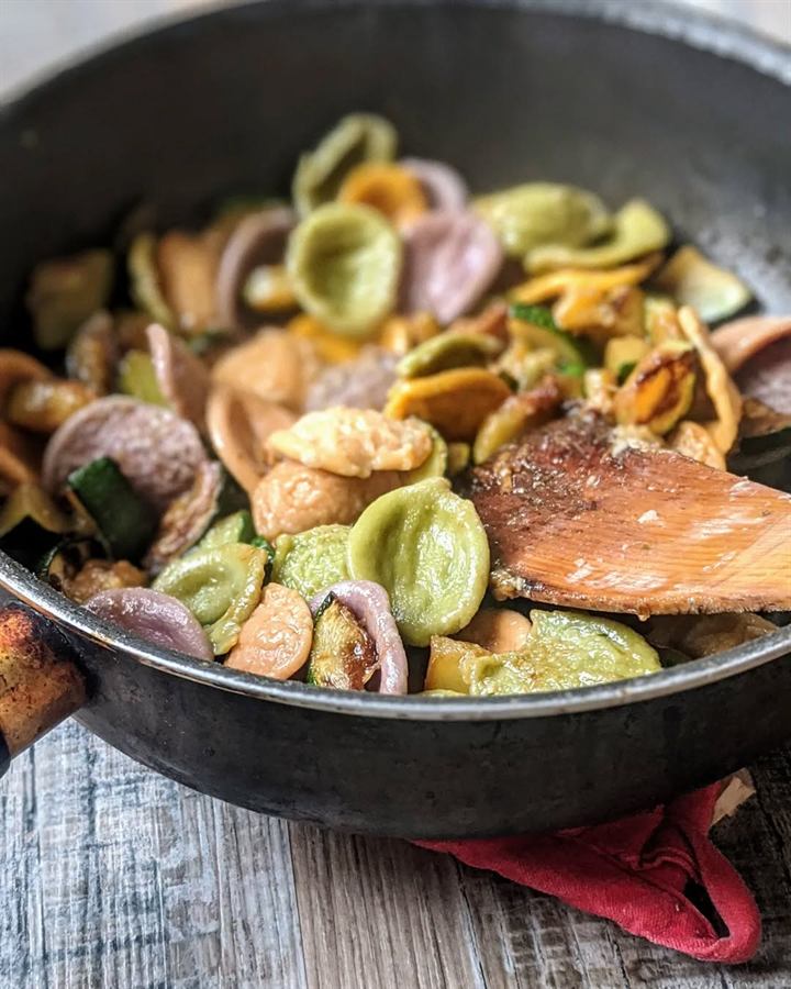 Poêlée de pâtes colorées, courgettes et crottin de chèvre