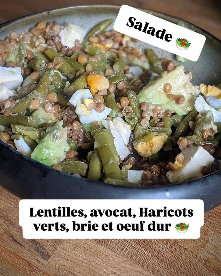 Salade de lentilles, avocat, haricots verts, brie et œuf dur