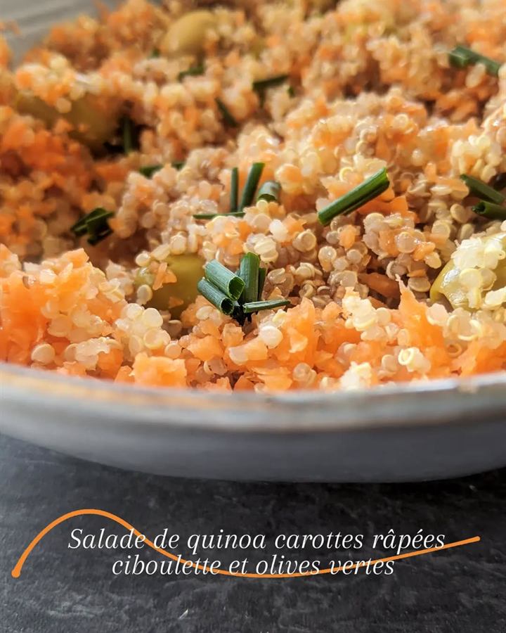 Salade de quinoa, carottes râpées, ciboulette et olives vertes