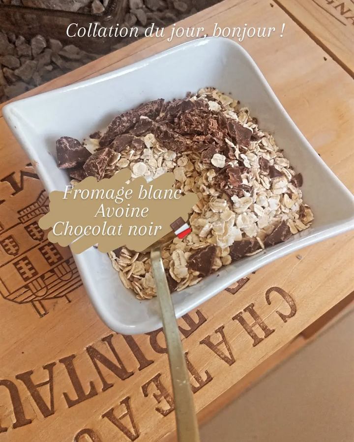 Collation fromage blanc, avoine et chocolat noir
