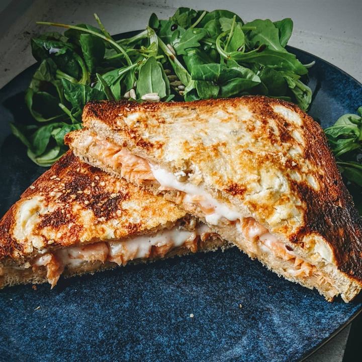 Croque-monsieur truite-chèvre et salade de mâche