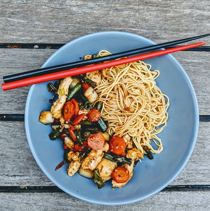 Nouilles sautées au poulet et petits légumes, huile de coco et sésame