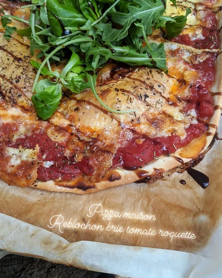 Pizza maison reblochon, brie, tomate et roquette