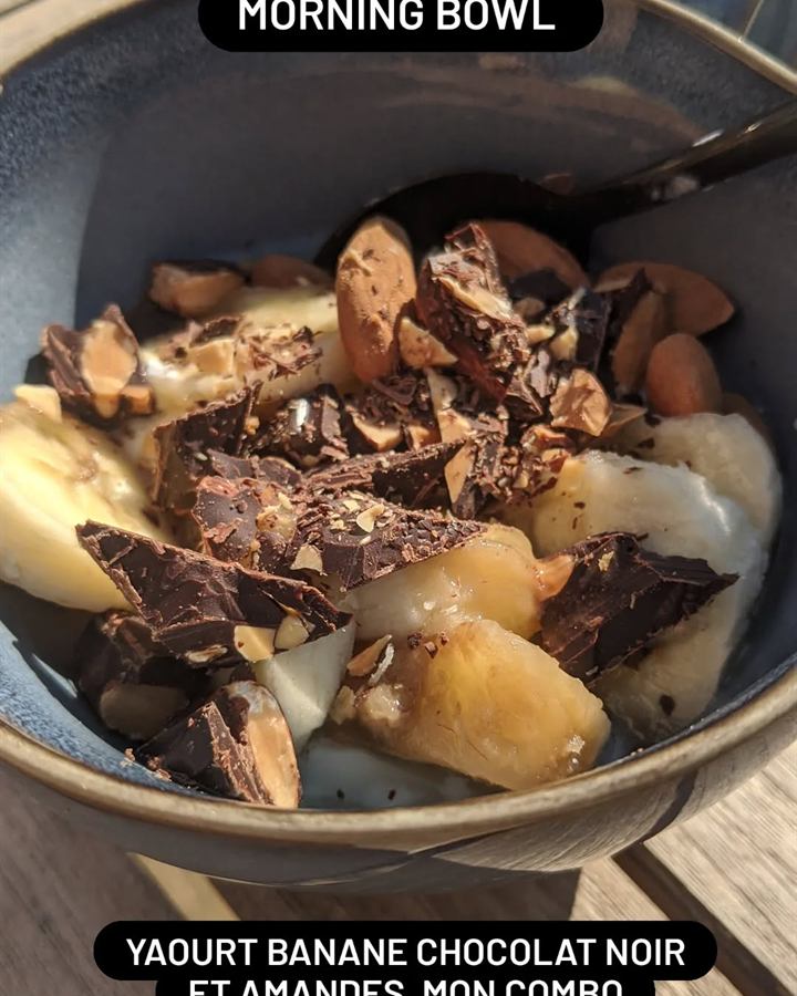 Morning bowl yaourt, banane, chocolat noir et amandes