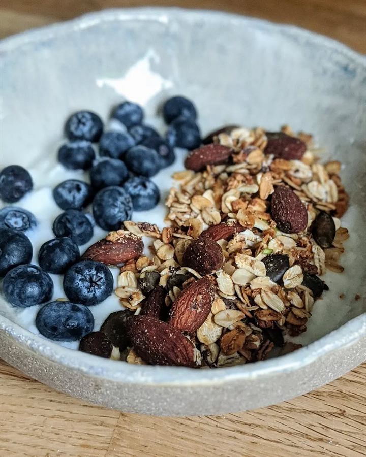 Yaourt, myrtilles et muesli maison aux pommes séchées