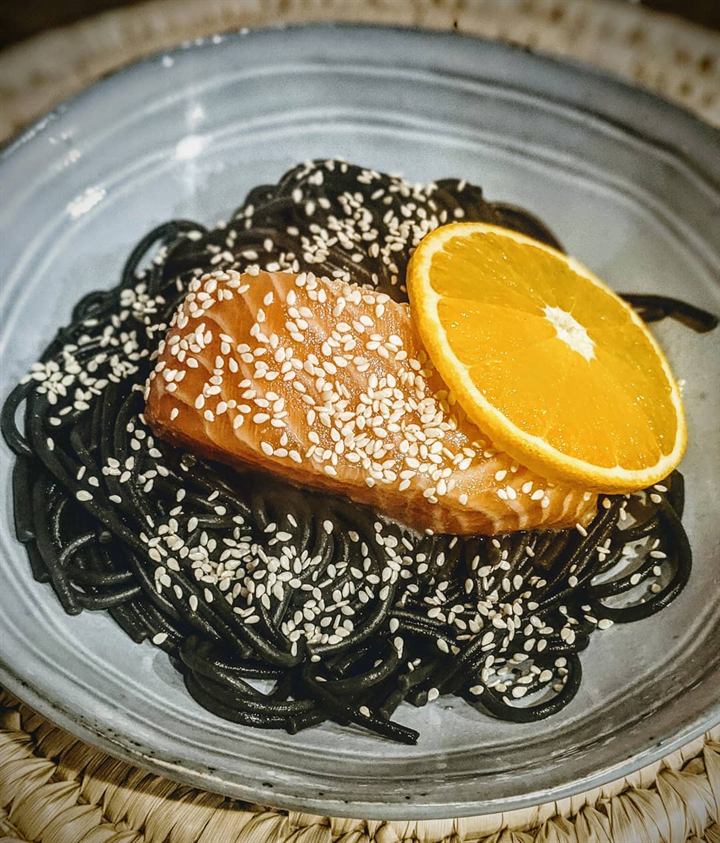 Spaghetti à l'encre de seiche et saumon à l'orange-sésame